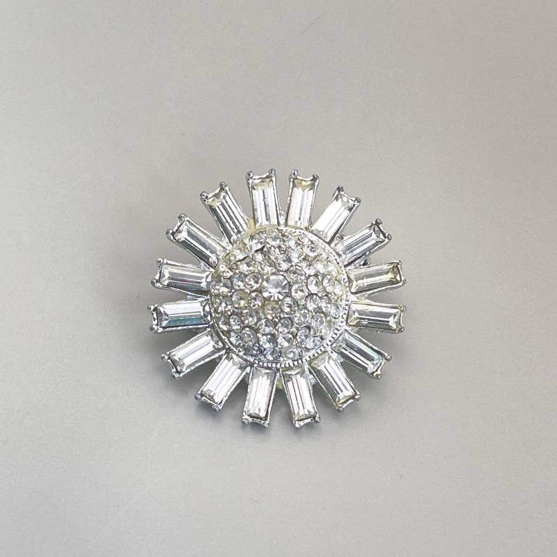 Kristall Daisy Blume Zarte Nadelbrosche Vintage Blumenbrosche Elegante Hochzeit Blumenstrauß Silberbrosche Geschenk Für Sie 1970Er Jahre Kristall Daisy Blume Zarte Nadelbrosche Vintage Blumenbrosche Elegante Hochzeit Blumenstrauß Silberbrosche Geschenk Für Sie 1970Er Jahre von JewelrySupplyMode