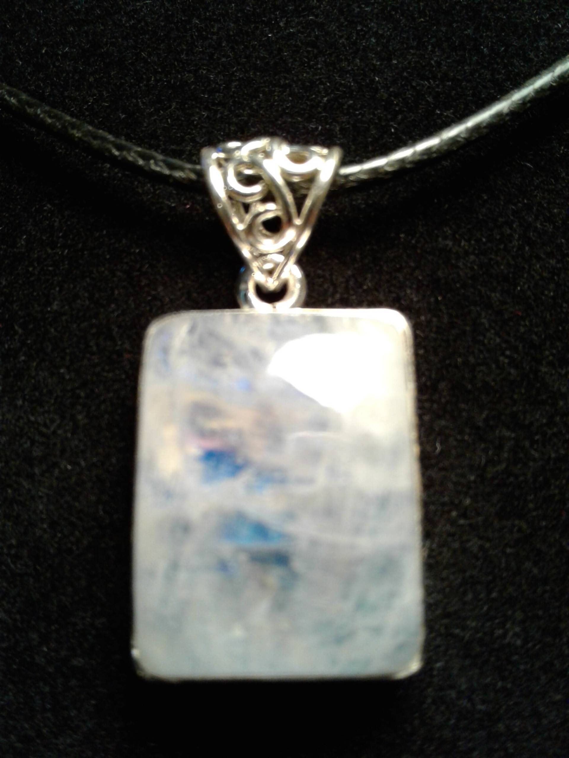 Blaue Regenbogen Mondsteinanhänger Blaue Regenbogen Mondsteinanhänger von JewelryTreeShop