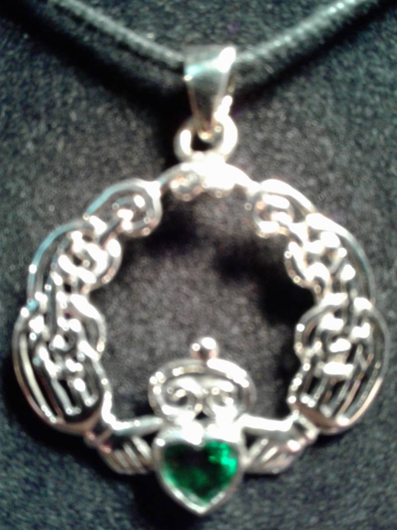 Sterlingsilber Celtic Claddagh Anhänger Mit Einem Grünen Stein #1424 von JewelryTreeShop