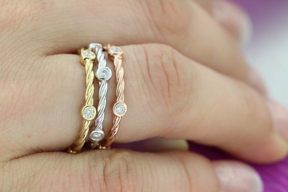 Stapelbare Ringe 0, 44 Ct Tri Color 14K Gold Diamant Ewigkeit Ring Stapelbar von JewelryULoveByAby