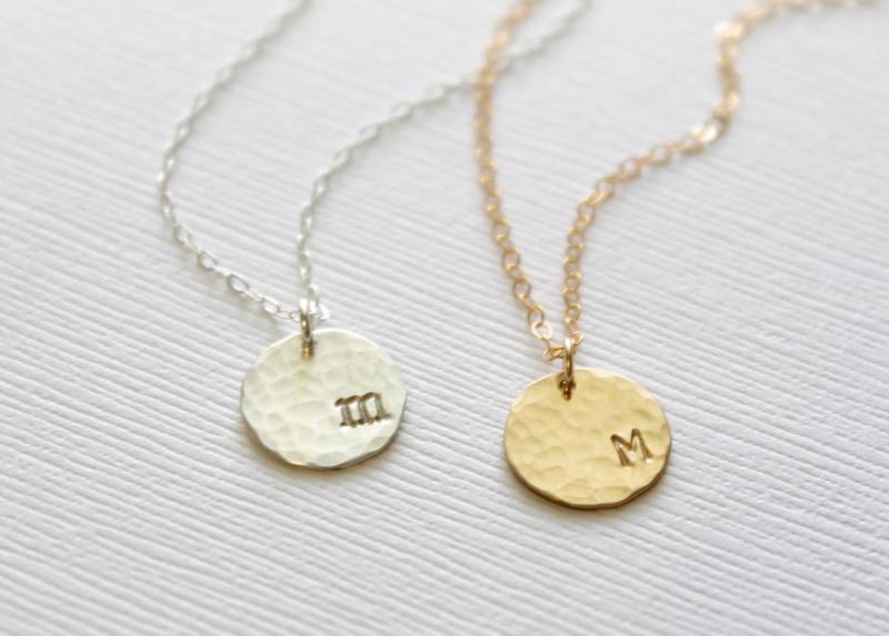 Gehämmerte Initiale Halskette, Personalisierte Brautjungfer Geschenke, Geschenk Für Frauen, Zierliche Initiale, Gehämmerte Scheibe, Hand Gestempelt von JewelryVV