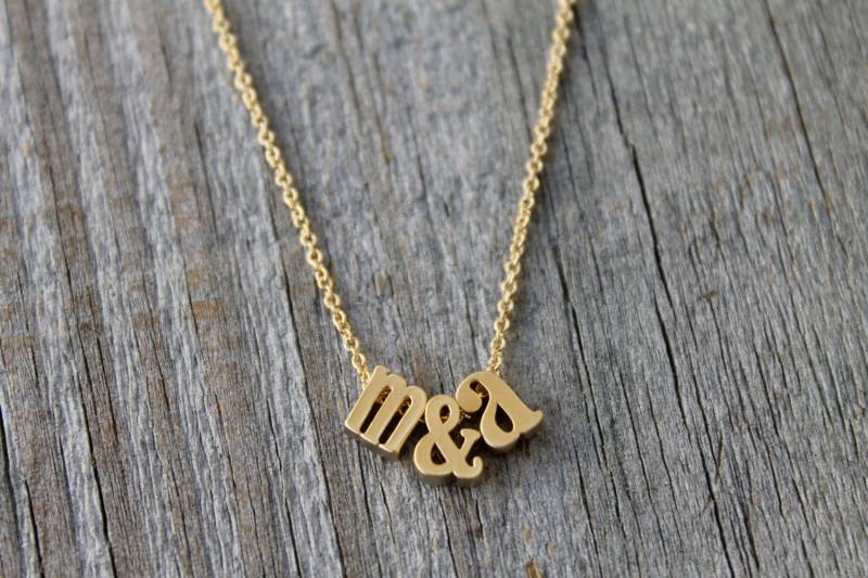 Liebe Kleine Gold Kleinbuchstaben Initial & Ampersand Halskette - Brief Personalisierte Brautjungfer Geschenk Hochzeit Monogramm Schmuck Paare von JewelryVV
