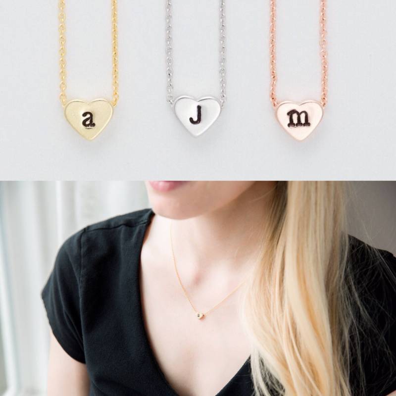 Winzige Gold Initial Halskette/Personalisierte Herz Anhänger Rose Initial Silber Hand Gestempelt Brautjungfer Geschenk von JewelryVV