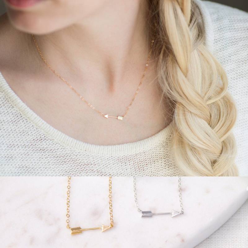 Zierliche Gold Seitlich Pfeil Charm Halskette, Silber Anhänger Zierliche Schichtung Boho Chic Halskette von JewelryVV