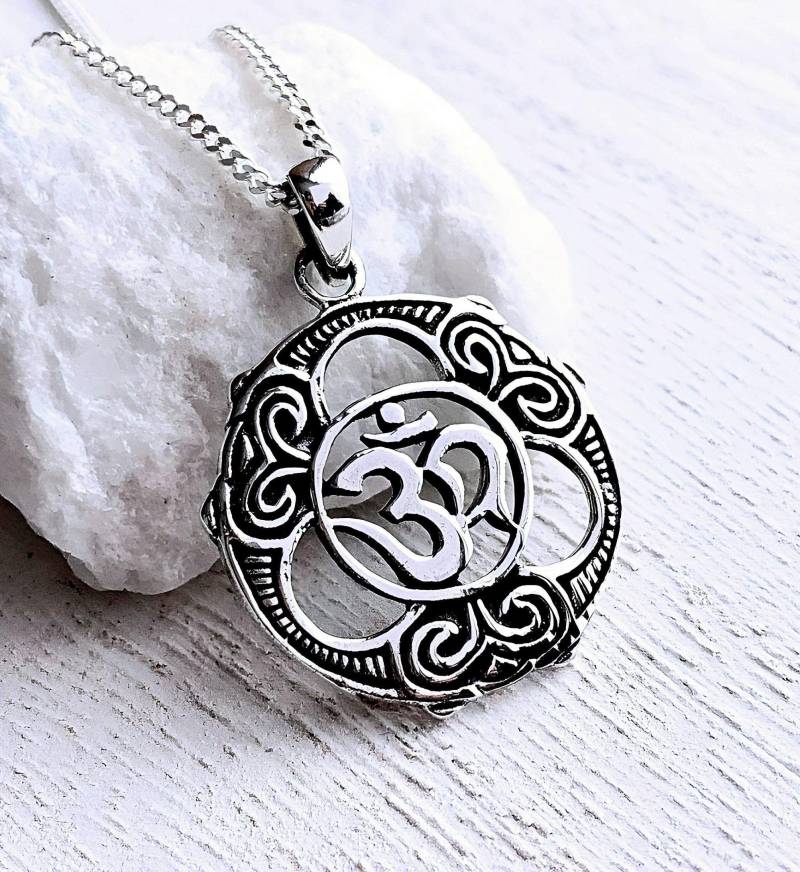 sterling Silber Om Halskette Wählen Sie Ihre Kette, Halskette, Yoga Meditation Symbol Anhänger. 165 von JewelryWithAMeaning
