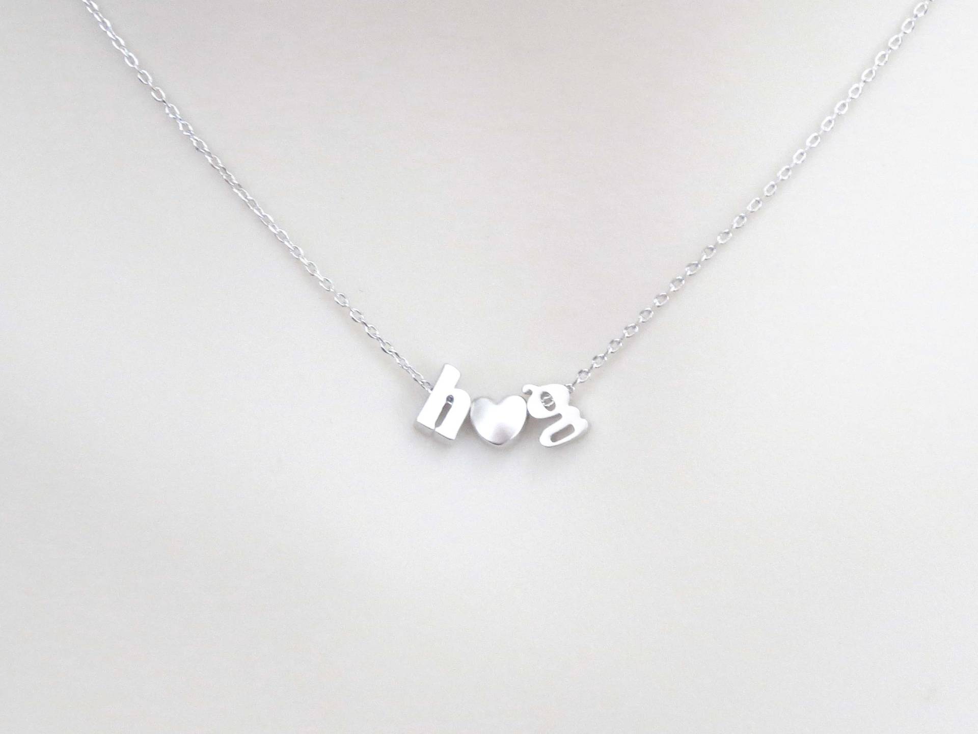 Personalisierte Halskette Kleinbuchstaben Initial + Herz Gold Silber Monogramm 3 von Jewelrybank