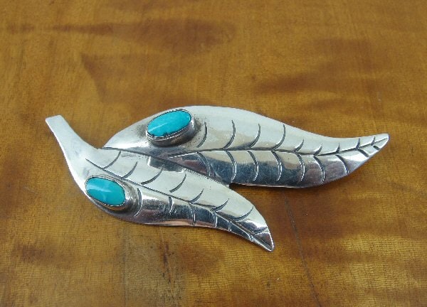 Vintage Blattentwurf Mit Türkis Steinen Sterling Silber Brosche Vintage Blattentwurf Mit Türkis Steinen Sterling Silber Brosche von Jewelryboxjewelry