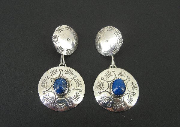 Vintage Juan Guerro Unterzeichnet Blauen Lapislazuli Steinen Runde Hand Jagte Durchbohrt Baumeln Ohrringe Vintage Juan Guerro Unterzeichnet Blauen Lapislazuli Steinen Runde Hand Jagte Durchbohrt Baumeln Ohrringe von Jewelryboxjewelry