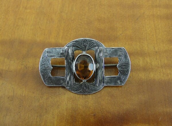 Vintage R Amber Farbe Stone Mit Design Sterling Silber 925 Pin Brosche Vintage R Amber Farbe Stone Mit Design Sterling Silber 925 Pin Brosche von Jewelryboxjewelry