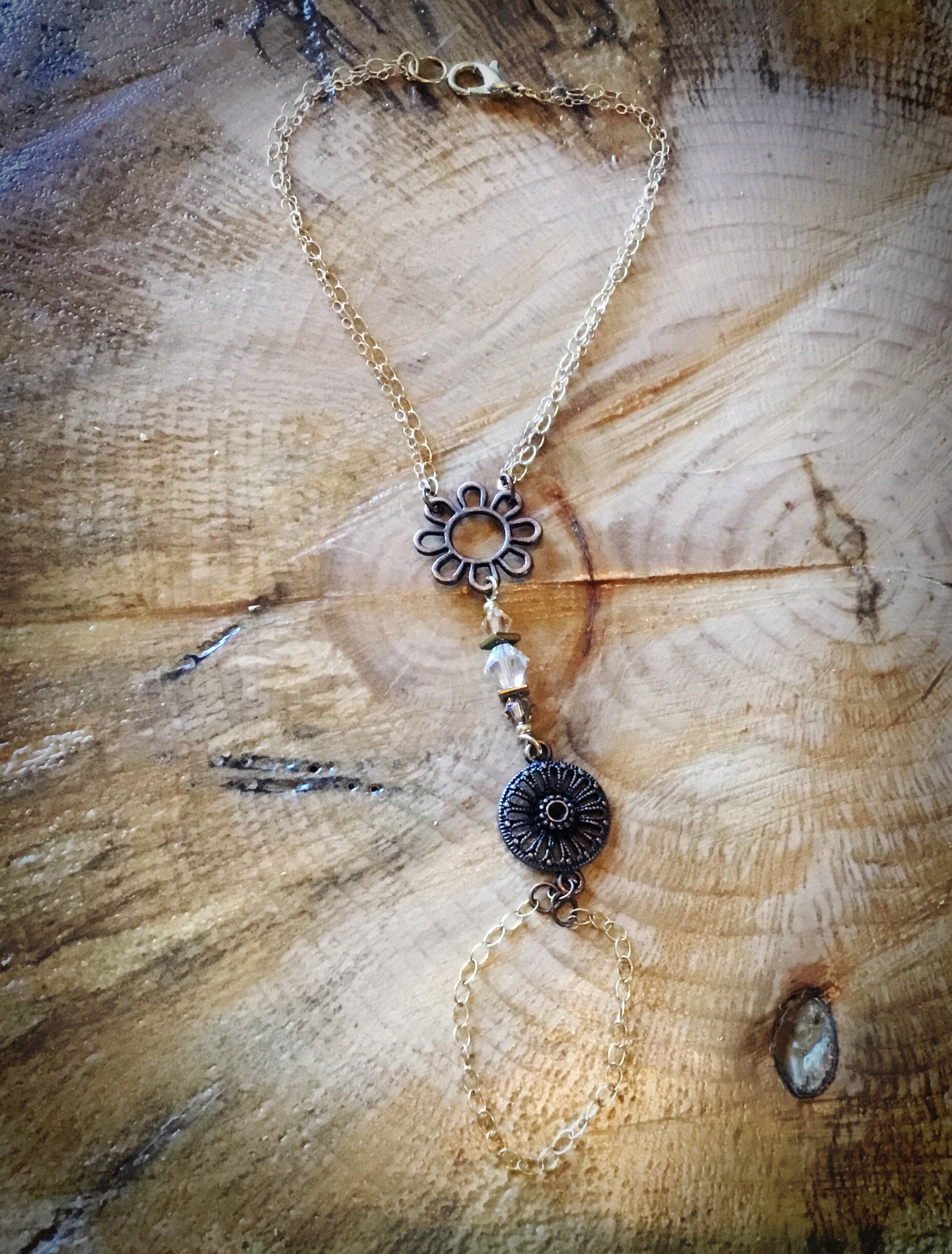 Handgelenk Und Finger Stil Armband von JewelrybyAndromeda