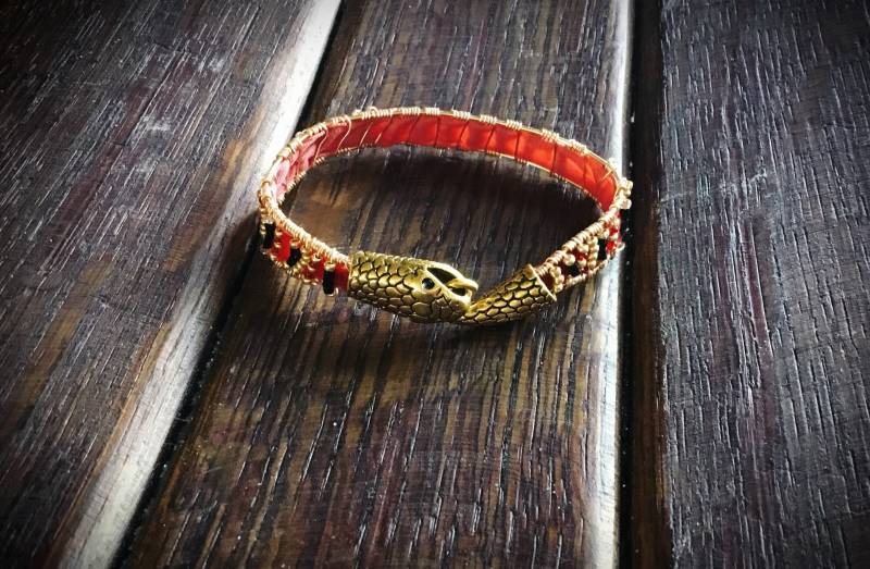 Schlange Perlen Samt Wapped Armband in Rot von JewelrybyAndromeda