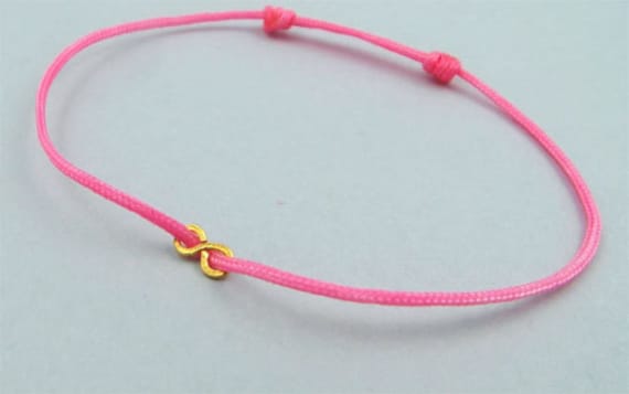 Gehämmertes Gold Infinity Armband Verstellbarer Rosa Faden Anhänger von JewelrybyAudev