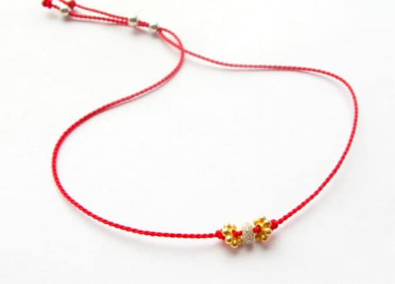Gold Und Sterling Silber Charm, Bead Armband, Zierliches Rote Seide Zartes Verstellbares Geschenk von JewelrybyAudev