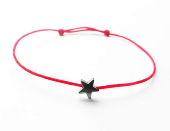 Hämatit Stern Armband Roter String, Zierlicher Schmuck von JewelrybyAudev