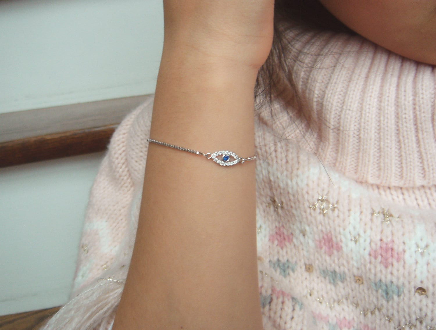 Zierliches Hamsa Armband Rhodium Evil Eye Charm, Verstellbar von JewelrybyAudev