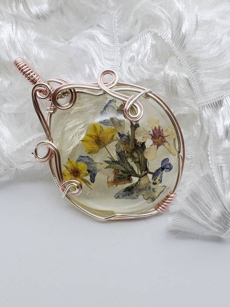 Harz Anhänger Mit Echten Frühlingsblumen, Silber Und Rosa Draht Gewickelt Halskette Harz Anhänger Mit Echten Frühlingsblumen, Silber Und Rosa Draht Gewickelt Halskette von JewelrybyCherylL