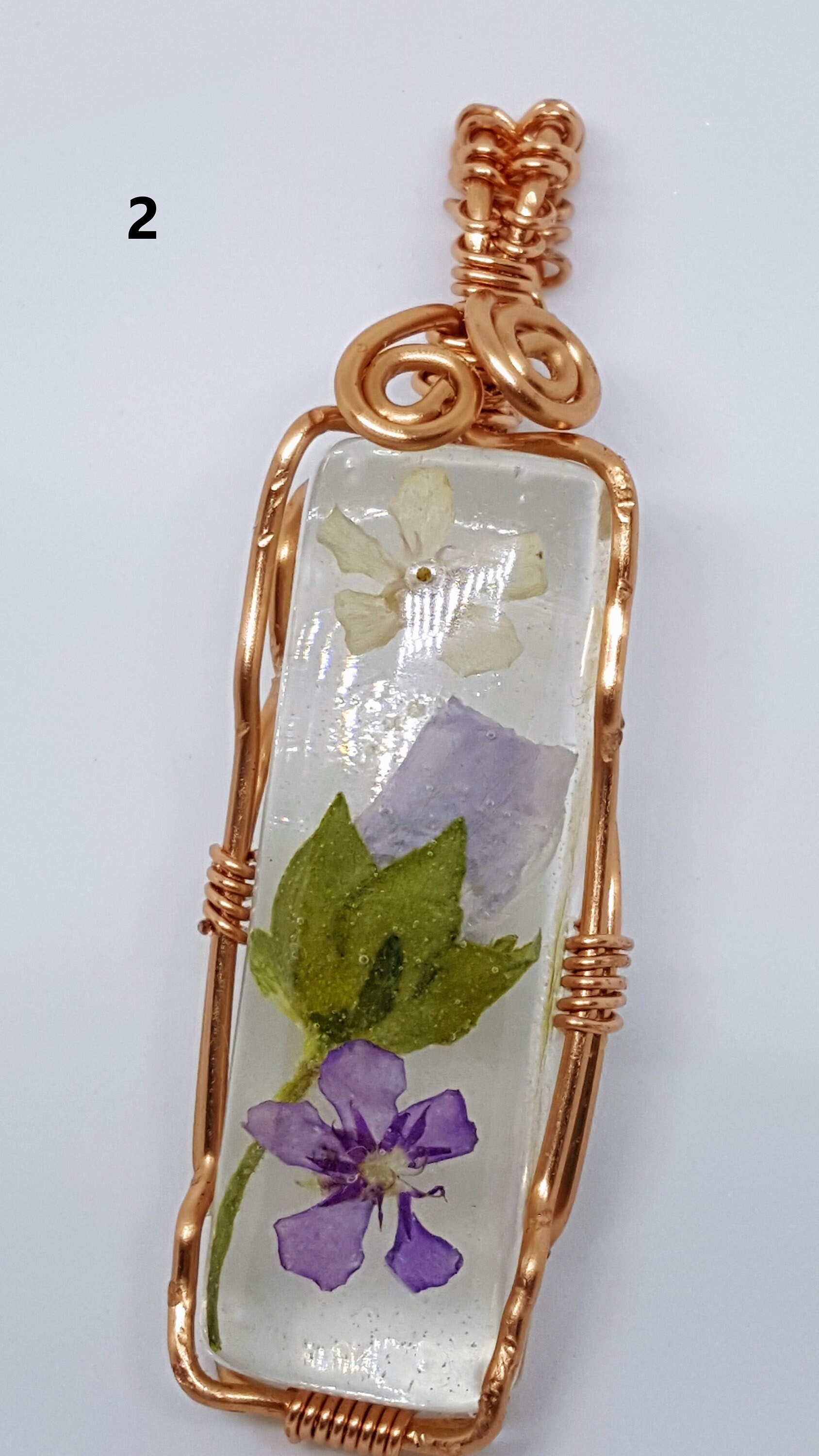 Harz-Anhänger Mit Echten Lila Und Weißen Blumen Oder Rosa Blumen, Kupferdraht Gewickelt Halskette Harz-Anhänger Mit Echten Lila Und Weißen Blumen Oder Rosa Blumen, Kupferdraht Gewickelt Halskette von JewelrybyCherylL