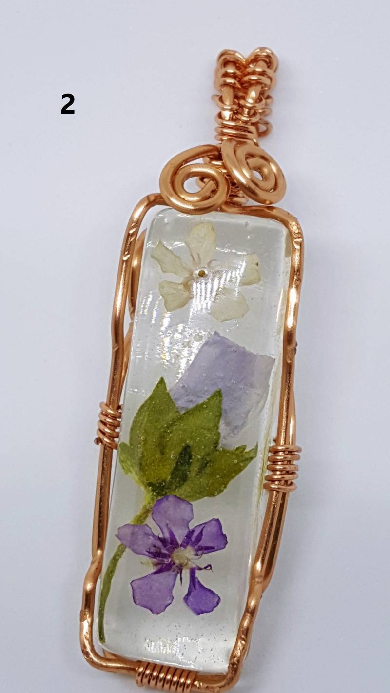 Harz-Anhänger Mit Echten Lila Und Weißen Blumen Oder Rosa Blumen, Kupferdraht Gewickelt Halskette Harz-Anhänger Mit Echten Lila Und Weißen Blumen Oder Rosa Blumen, Kupferdraht Gewickelt Halskette von JewelrybyCherylL