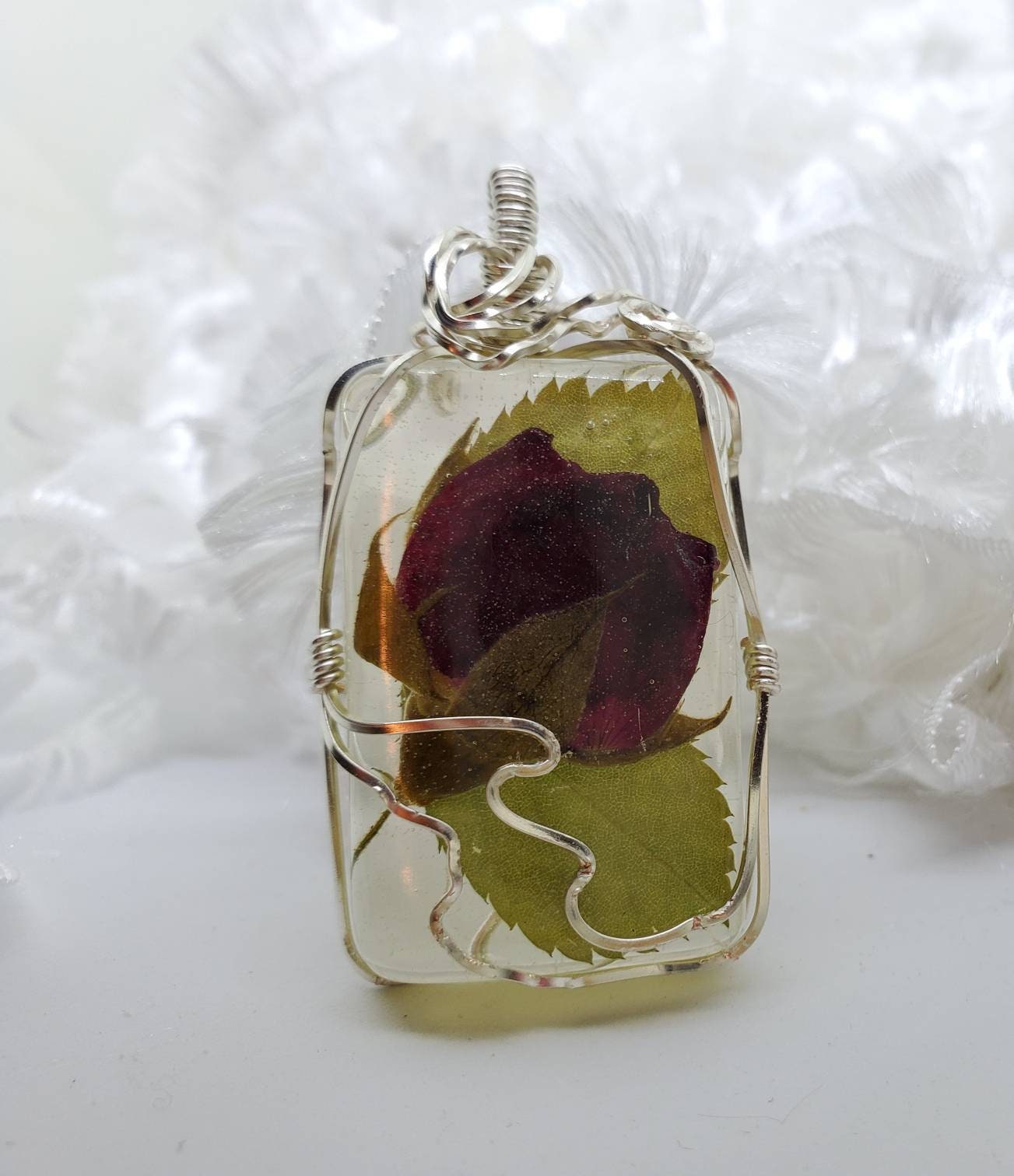 Harzanhänger Mit Echter Rosenknospe, Silberdraht Harzanhänger Mit Echter Rosenknospe, Silberdraht von JewelrybyCherylL