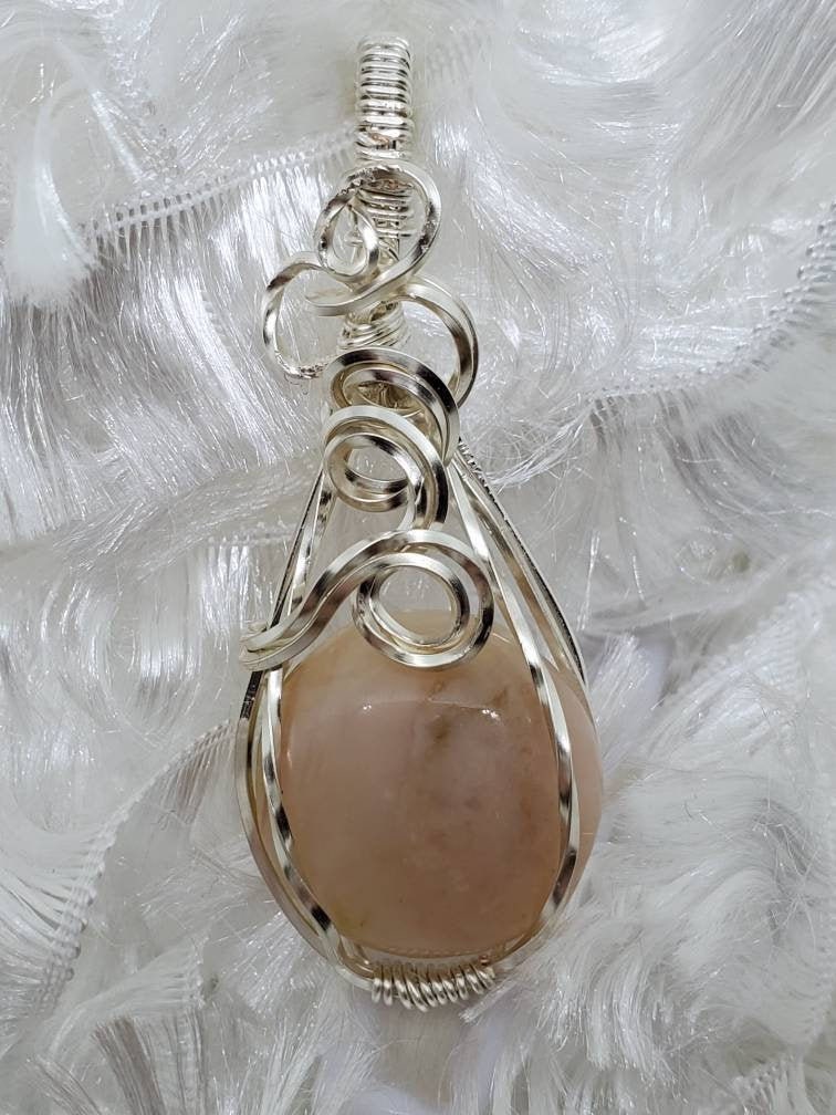 Pinker Opal Anhänger Mit Silberdraht Gefasst Pinker Opal Anhänger Mit Silberdraht Gefasst von JewelrybyCherylL