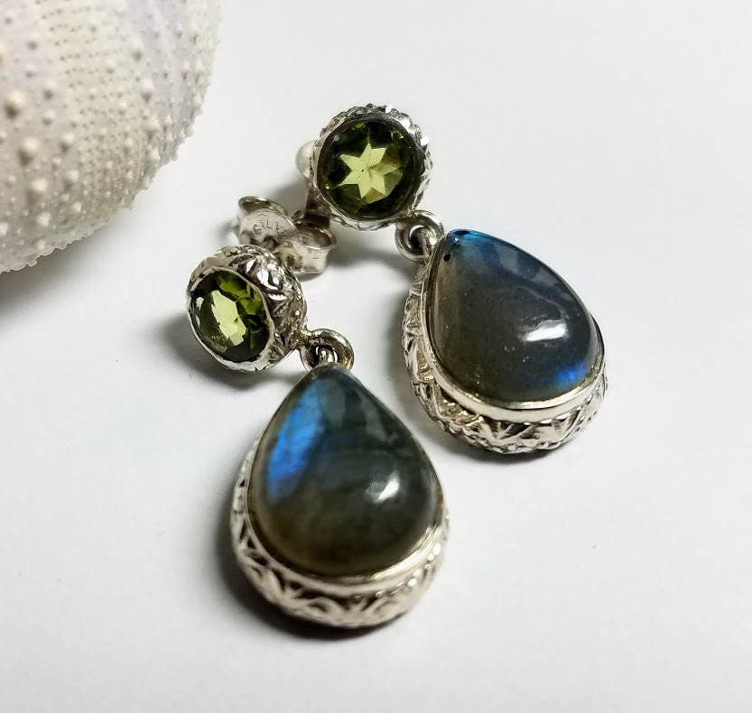 Labradorit Halbedelsteine, Eingefasst in 925 Sterling Silber, Geschmückt Mit Eleganten Peridot Steinen #419 Labradorit Halbedelsteine, Eingefasst in 925 Sterling Silber, Geschmückt Mit Eleganten Peridot Steinen #419 von JewelrybyGerina