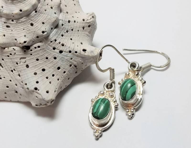 Malachit Semi-Precious Edelstein Ohrringe, Umhüllt in Einem Verzierten.925 Sterling Silber Einstellung #122 Malachit Semi-Precious Edelstein Ohrringe, Umhüllt in Einem Verzierten.925 Sterling Silber Einstellung #122 von JewelrybyGerina