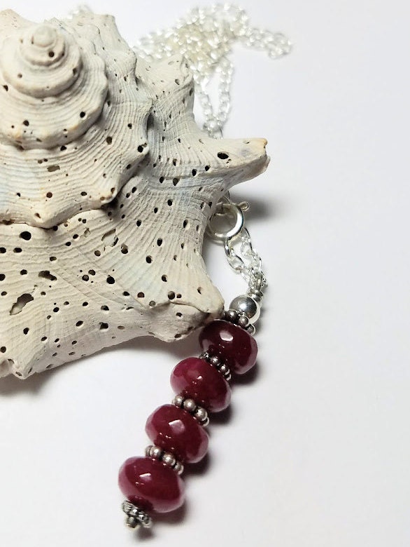 Roter Jade Onyx Sterlingsilber Anhänger Halskette Handgemachter Edelsteinschmuck von JewelrybyGerina