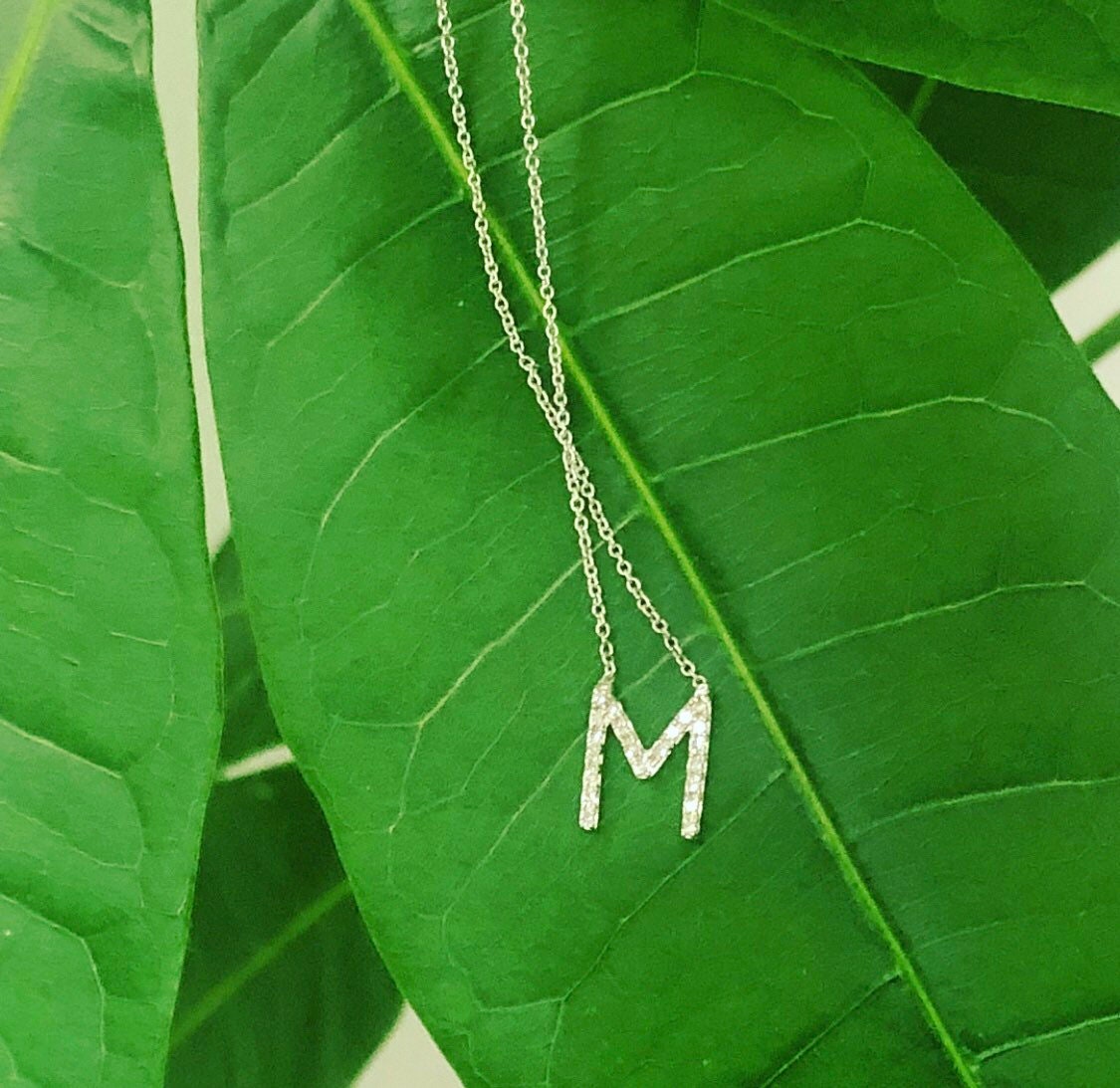 14 K Weißgold Diamant Initial Halskette, Initial, M 14K Anhänger 14 K Weißgold Diamant Initial Halskette, Initial, M 14K Anhänger von JewelrybyJSuhei