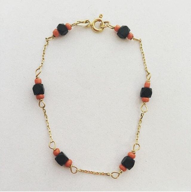 14K Gelbgold Baby Azabache Armband, Und Korallen Armband 14K Gelbgold Baby Azabache Armband, Und Korallen Armband von JewelrybyJSuhei