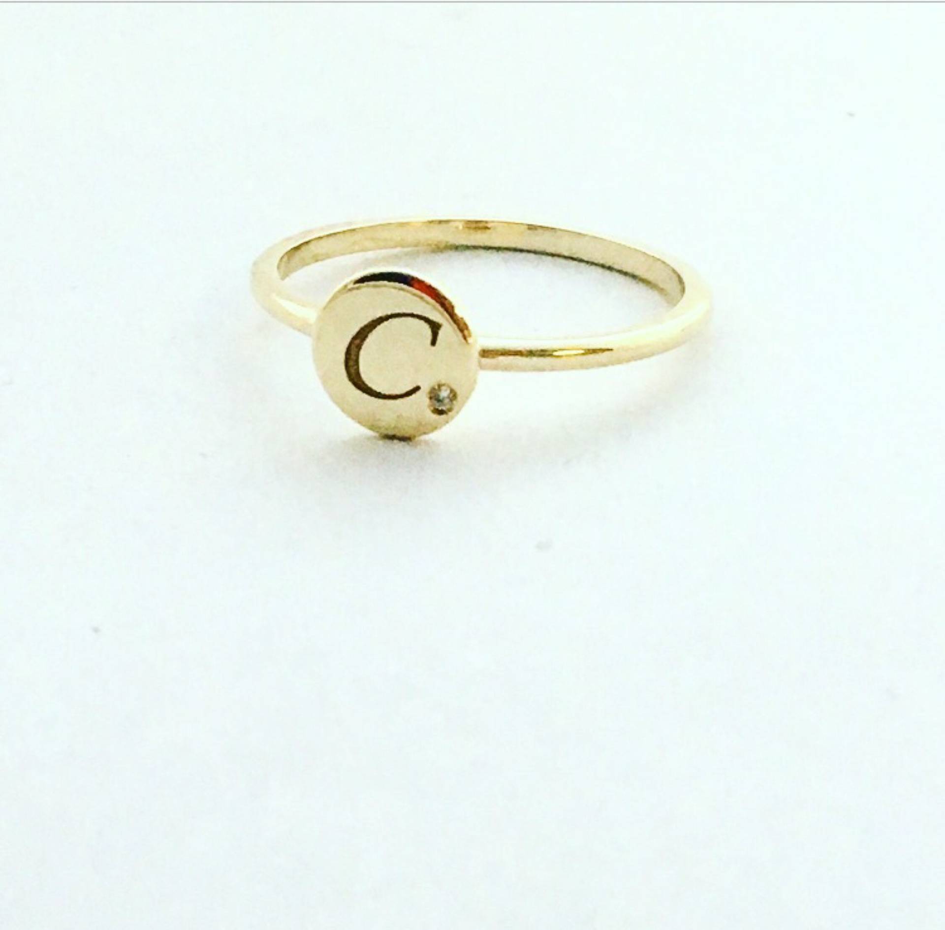 14K Gelbgold Stapelbarer Anfangsring, Goldscheibenring, Personalisierter Goldanfangsring 14K Gelbgold Stapelbarer Anfangsring, Goldscheibenring, Personalisierter Goldanfangsring von JewelrybyJSuhei