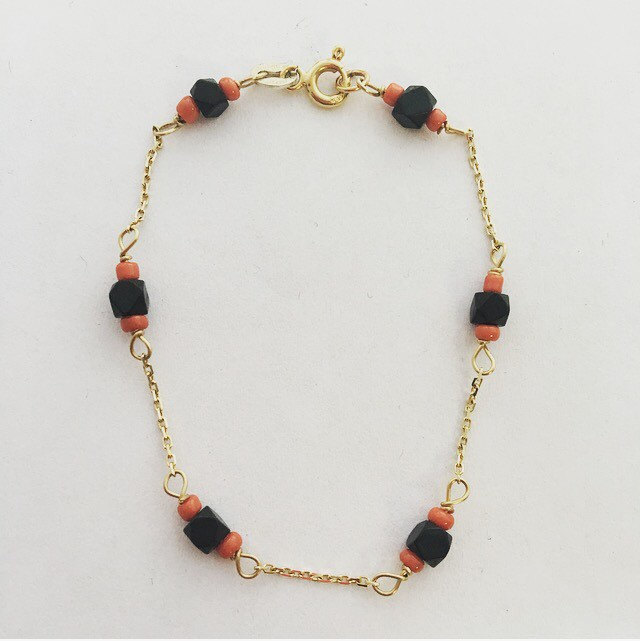 Baby Azabache Und Koralle Armband, 14K Gelbgold Armband Baby Azabache Und Koralle Armband, 14K Gelbgold Armband von JewelrybyJSuhei