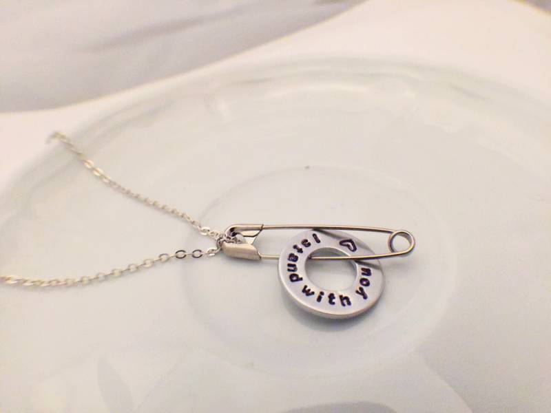 Sicherheitsnadel-Halskette Sicherheitsnadel-Halskette von JewelrybyJillyBean