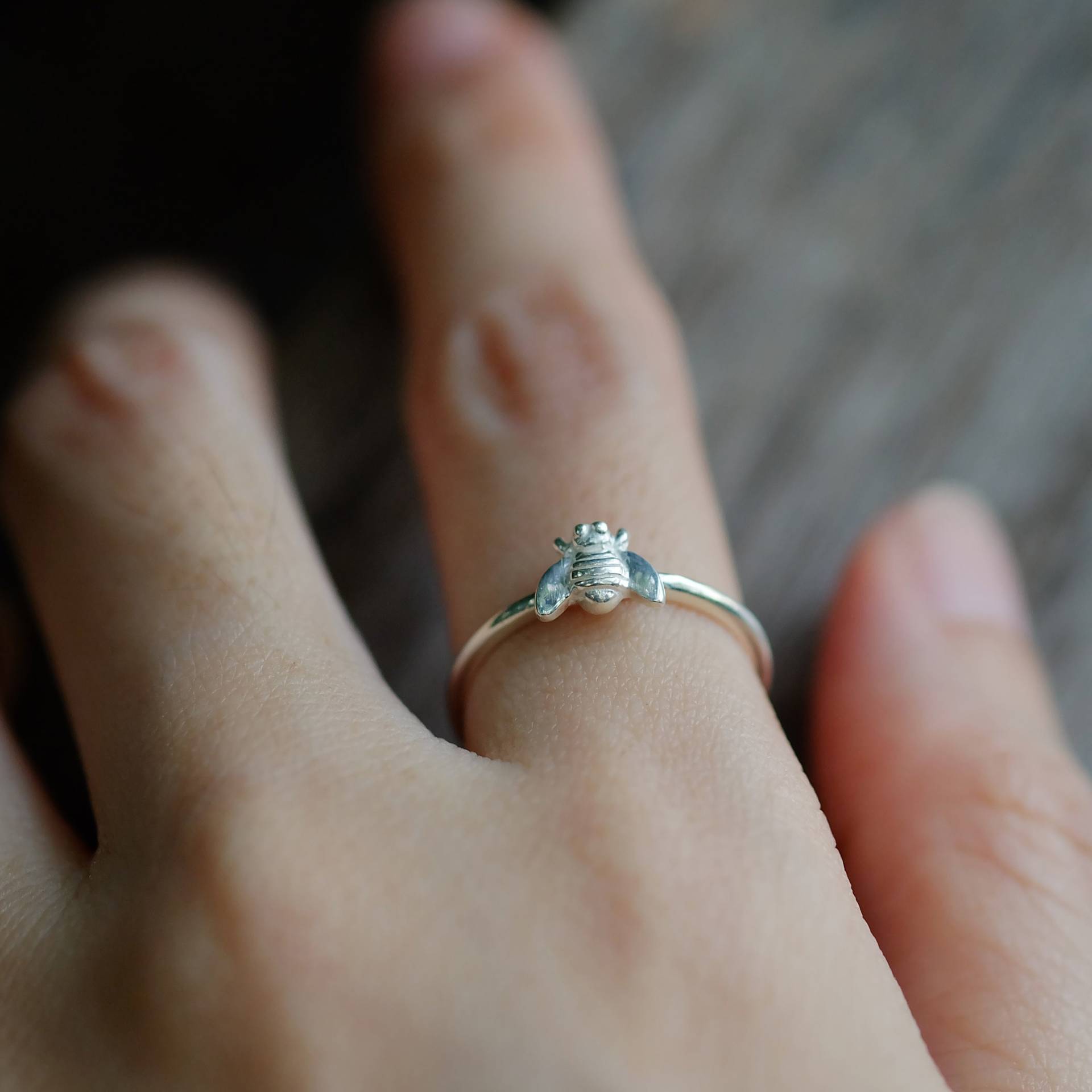 sterling Silber Kleine Biene Ring, Biene Ring, Knöchelring, Midi Ring, Kleine Honigbiene Ring, Hummel Ring, Geschenk Für Sie sterling Silber Kleine Biene Ring, Biene Ring, Knöchelring, Midi Ring, Kleine Honigbiene Ring, Hummel Ring, Geschenk Für Sie von JewelrybyPITK