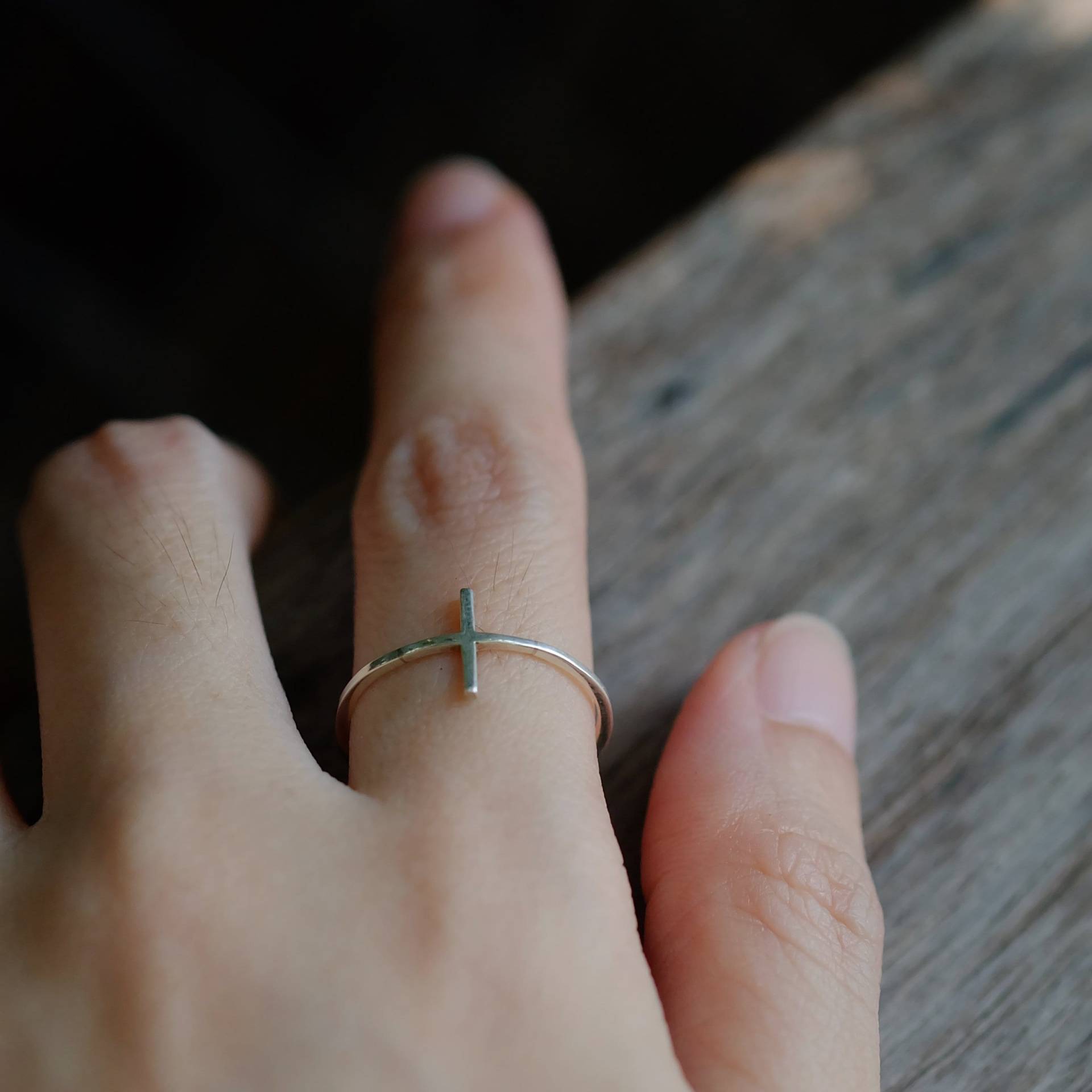 sterling Silber Sideway Cross Ring Winziger Christlicher Schmuck, Religiöser Ring sterling Silber Sideway Cross Ring Winziger Christlicher Schmuck, Religiöser Ring von JewelrybyPITK
