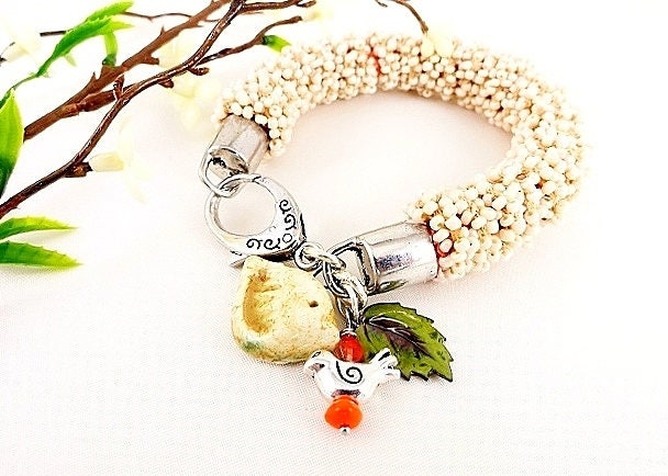 Creme Armband Perlen Seil Vogel Charm Baumwollseil Handgemachter Schmuck Sommer Geburtstag Muttertag Geschenk von JewelrybyPJ