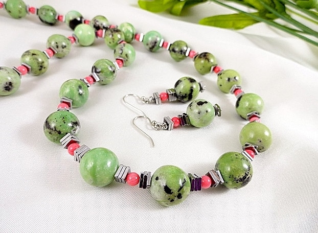 Edelstein Set Grün Türkis Und Rosa Korallen Halskette Grün & Ohrringe Türkis Schmuck Muttertag Geburtstagsgeschenk Für Sie von JewelrybyPJ