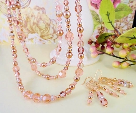 Perle Und Kristall Halskette Rose Gold Schmucksachegeschenk Kronleuchter Ohrringe Dreifache Strang Handgemachte Hochzeitsschmuck-Set von JewelrybyPJ