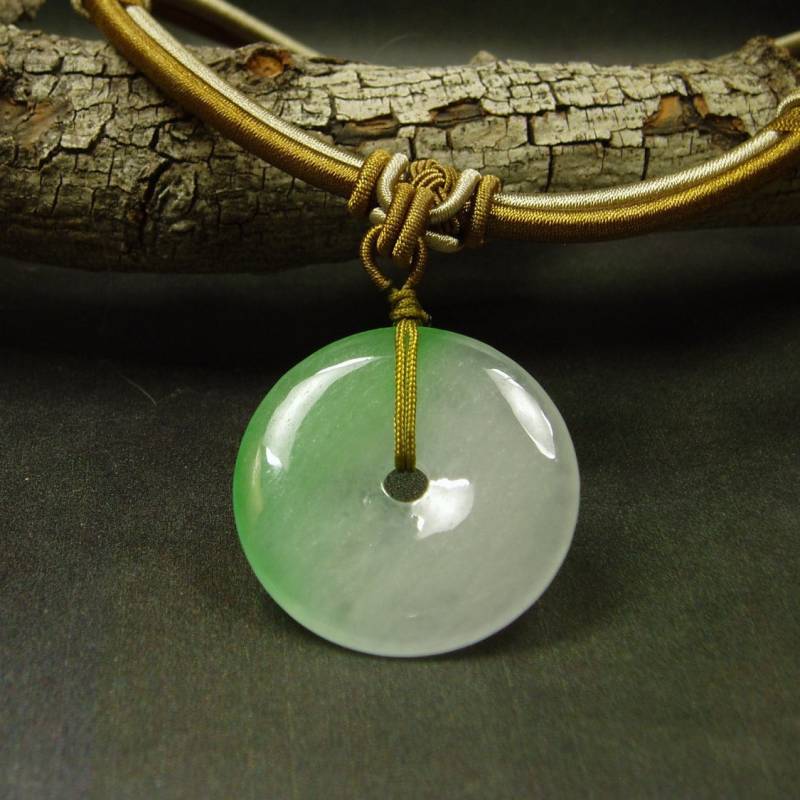 Grüne Jade Anhänger Halskette Klare Jade, Handgeknüpftes Seidenband von JewelrybyShen