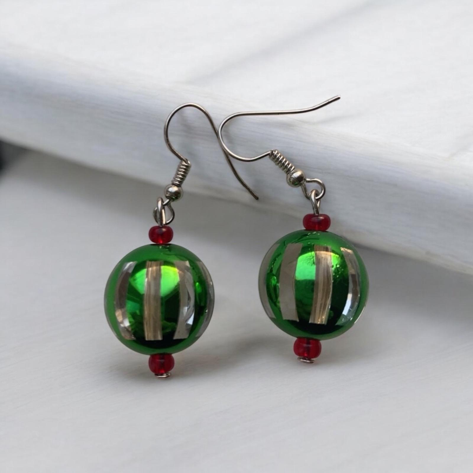 Grüne Weihnachtsornamente Ohrringe von MooreCraftedDesigns