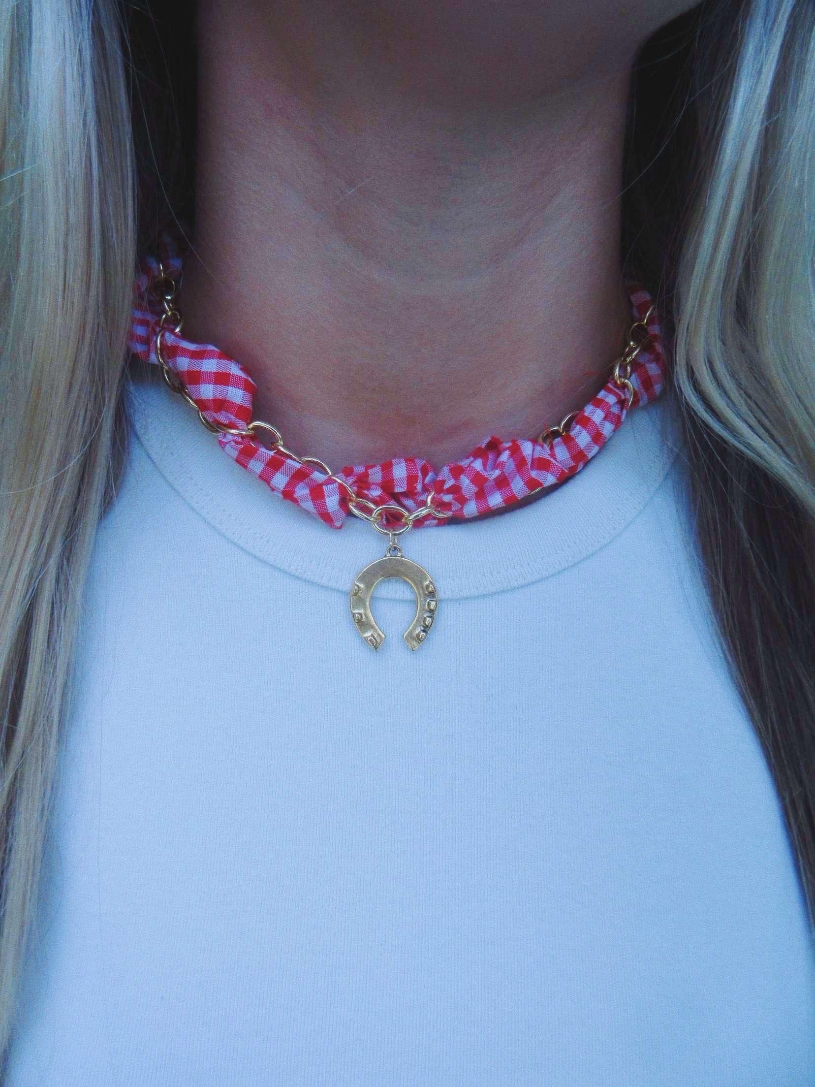 Jolene Halskette - Vintage Antiqued Gold Hufeisen Anhänger Auf 18K Gefüllte Grobstrick Kette Mit Rotem Gingham Stoff Durchgehend Gewebt, Western von Jewelrybynlg