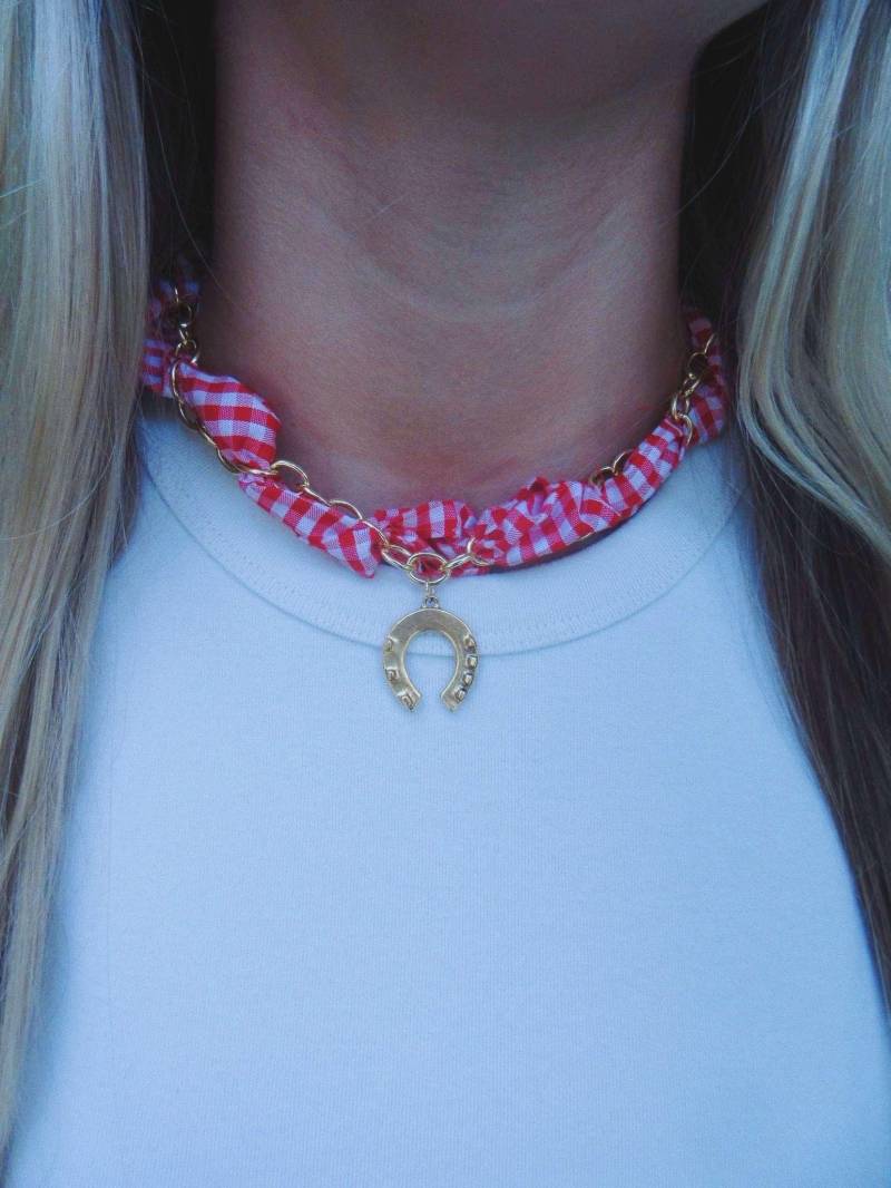 Jolene Halskette - Vintage Antiqued Gold Hufeisen Anhänger Auf 18K Gefüllte Grobstrick Kette Mit Rotem Gingham Stoff Durchgehend Gewebt, Western Jolene Halskette - Vintage Antiqued Gold Hufeisen Anhänger Auf 18K Gefüllte Grobstrick Kette Mit Rotem Gingham Stoff Durchgehend Gewebt, Western von Jewelrybynlg