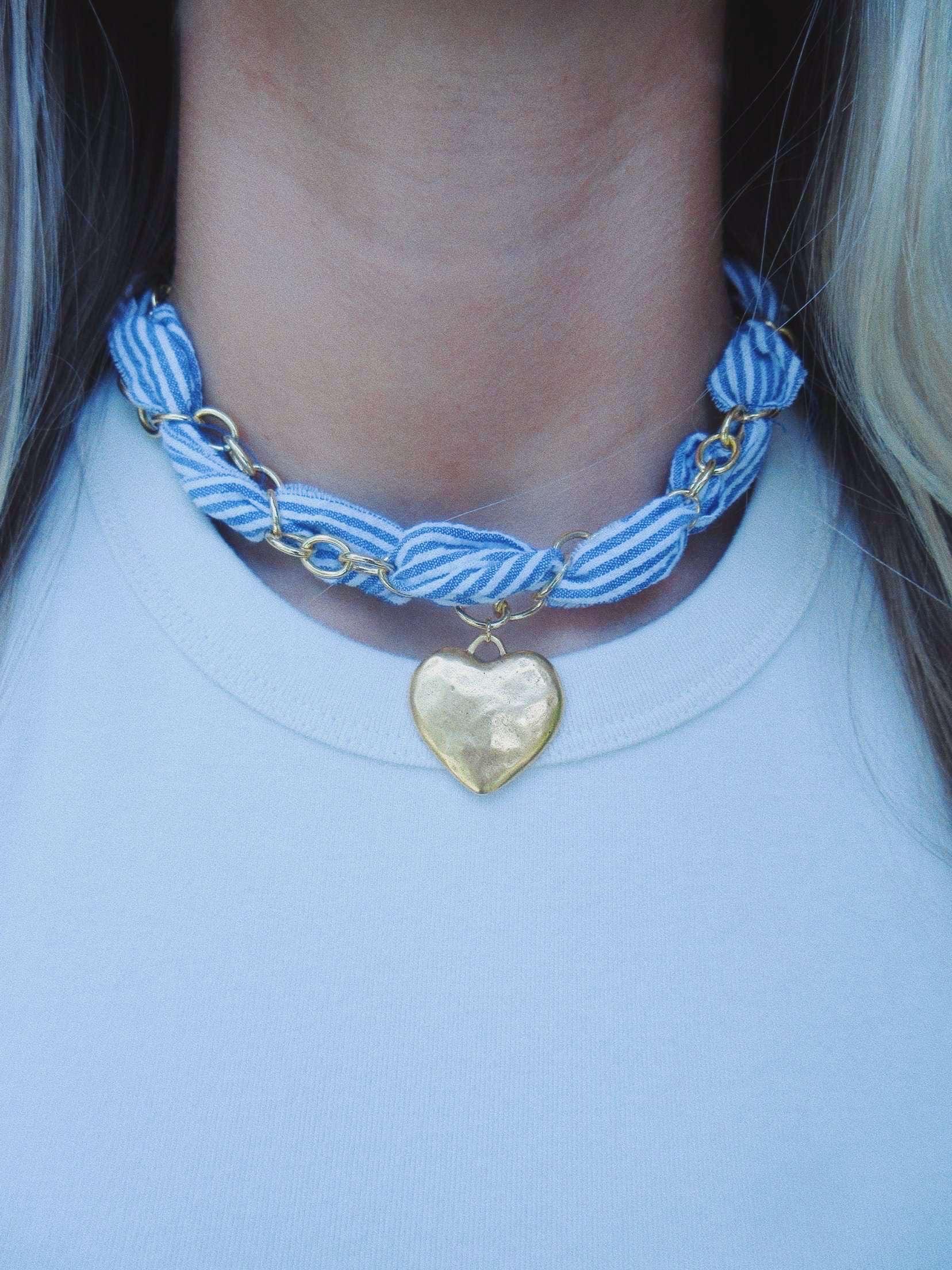 Louisa Halskette - 18K Gold Filled Klobige Kette Mit Durchgehend Gewebtem Blauem Seersucker-stoff, Großes Antikes Vintage-Gold-statement-stück von Jewelrybynlg