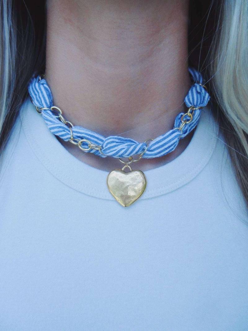 Louisa Halskette - 18K Gold Filled Klobige Kette Mit Durchgehend Gewebtem Blauem Seersucker-stoff, Großes Antikes Vintage-Gold-statement-stück Louisa Halskette - 18K Gold Filled Klobige Kette Mit Durchgehend Gewebtem Blauem Seersucker-stoff, Großes Antikes Vintage-Gold-statement-stück von Jewelrybynlg