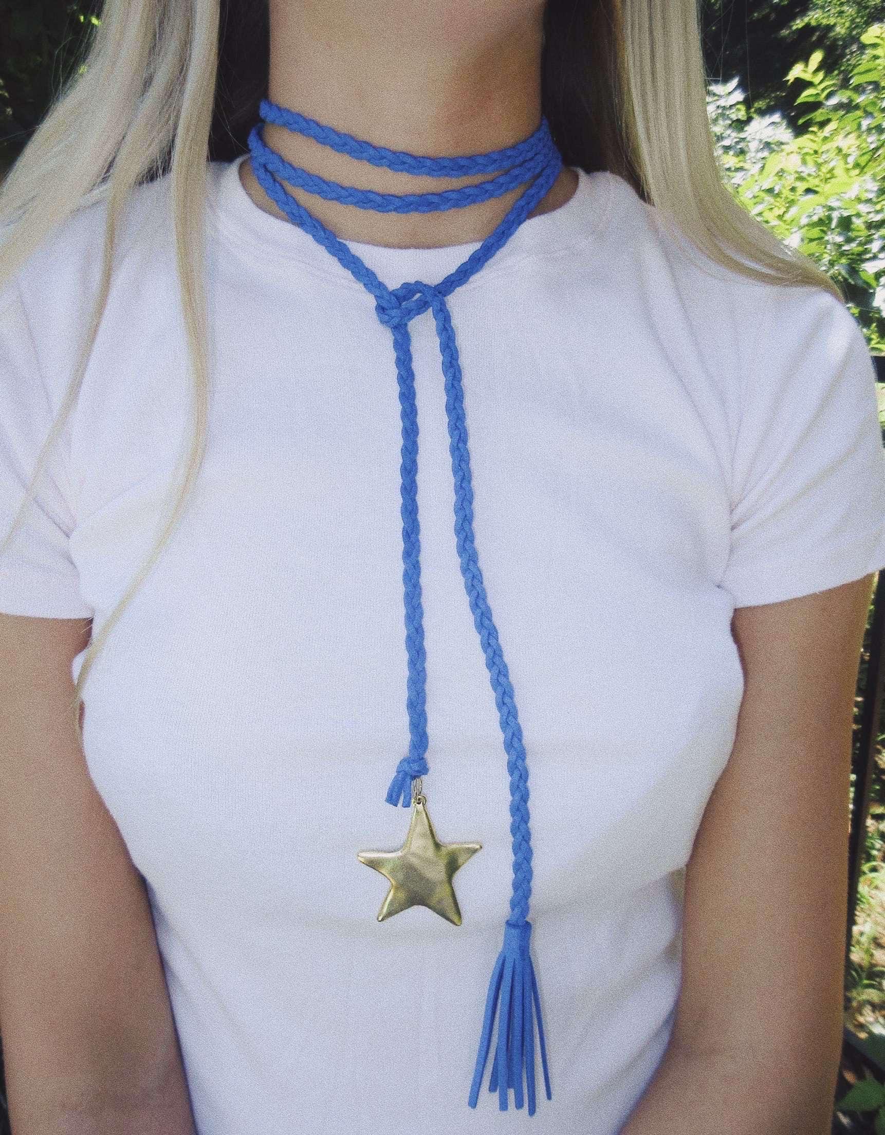 Saphir Lasso Halskette - Kobalt Blau Quaste Halskette, Wickelkette Mit Antikem Vintage Gold Statement Charm, Klobige von Jewelrybynlg