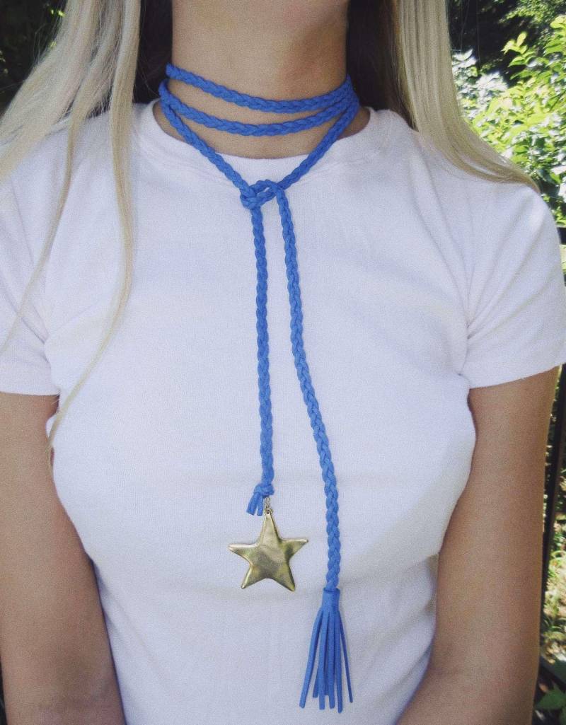 Saphir Lasso Halskette - Kobalt Blau Quaste Halskette, Wickelkette Mit Antikem Vintage Gold Statement Charm, Klobige Saphir Lasso Halskette - Kobalt Blau Quaste Halskette, Wickelkette Mit Antikem Vintage Gold Statement Charm, Klobige von Jewelrybynlg