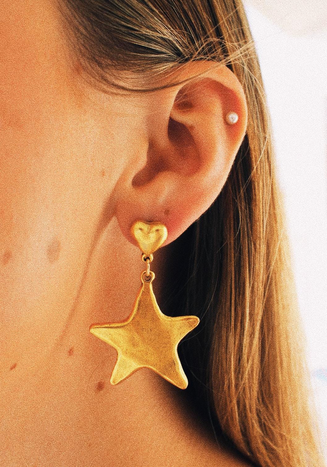 Starstruck Ohrringe - Antiqued Gold Puffy Herz Ohrstecker Mit Star Charm, Statement Elegante Ohrringe, Vintage von Jewelrybynlg