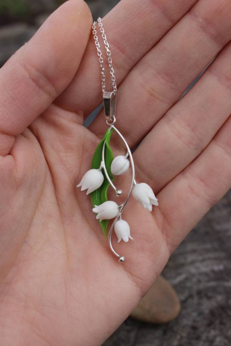 Maiglöckchen Anhänger Fimo Blume, 925 Silber Halskette Maiglöckchen Anhänger Fimo Blume, 925 Silber Halskette von Jewelrylimanska