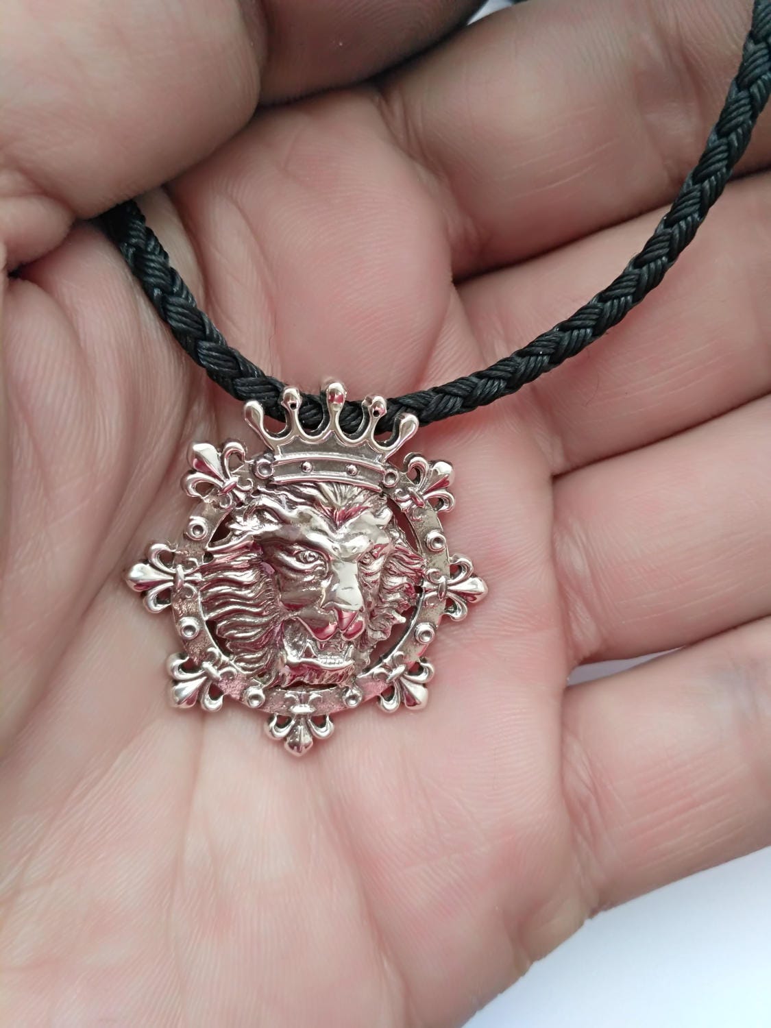 Löwe Silber Anhänger 925. Mit Einer Krone Auf Dem Kopf von Jewelrywax