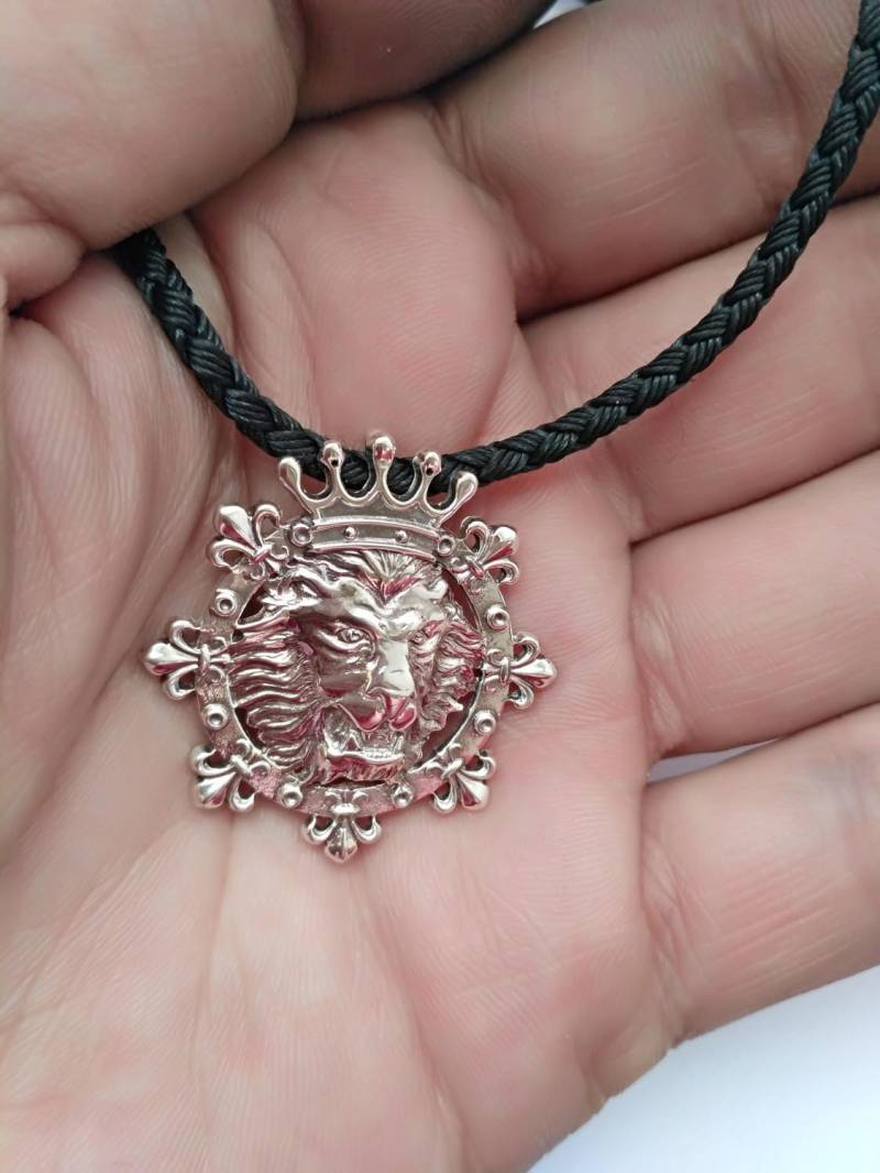 Löwe Silber Anhänger 925. Mit Einer Krone Auf Dem Kopf von Jewelrywax