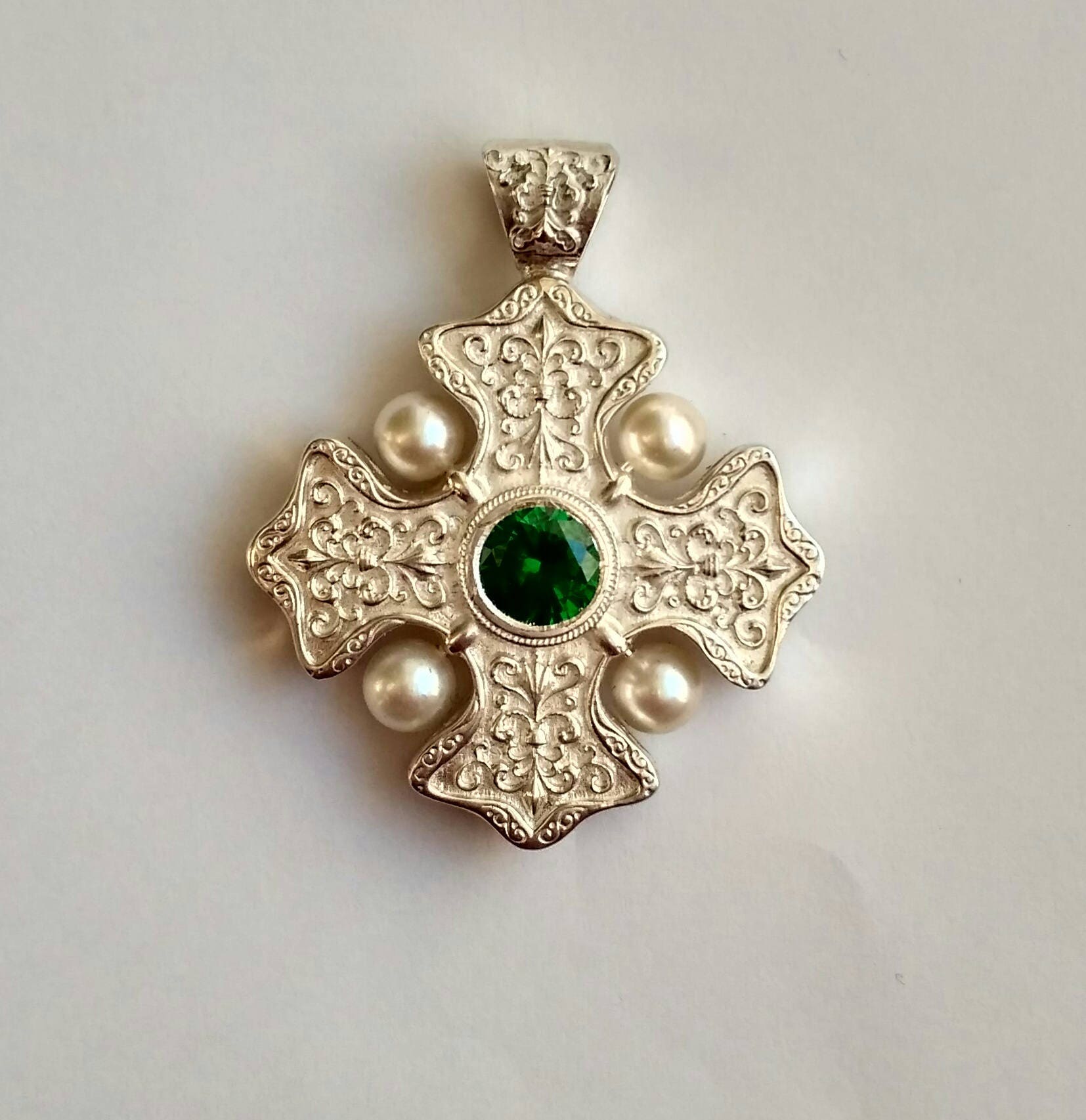 Silbernes Malteserkreuz, Maltakreuz, Malteserkreuz-Anhänger 3, 8 cm, Handgefertigter Malteserkreuz-Anhänger, Klarer Stein von Jewelrywax